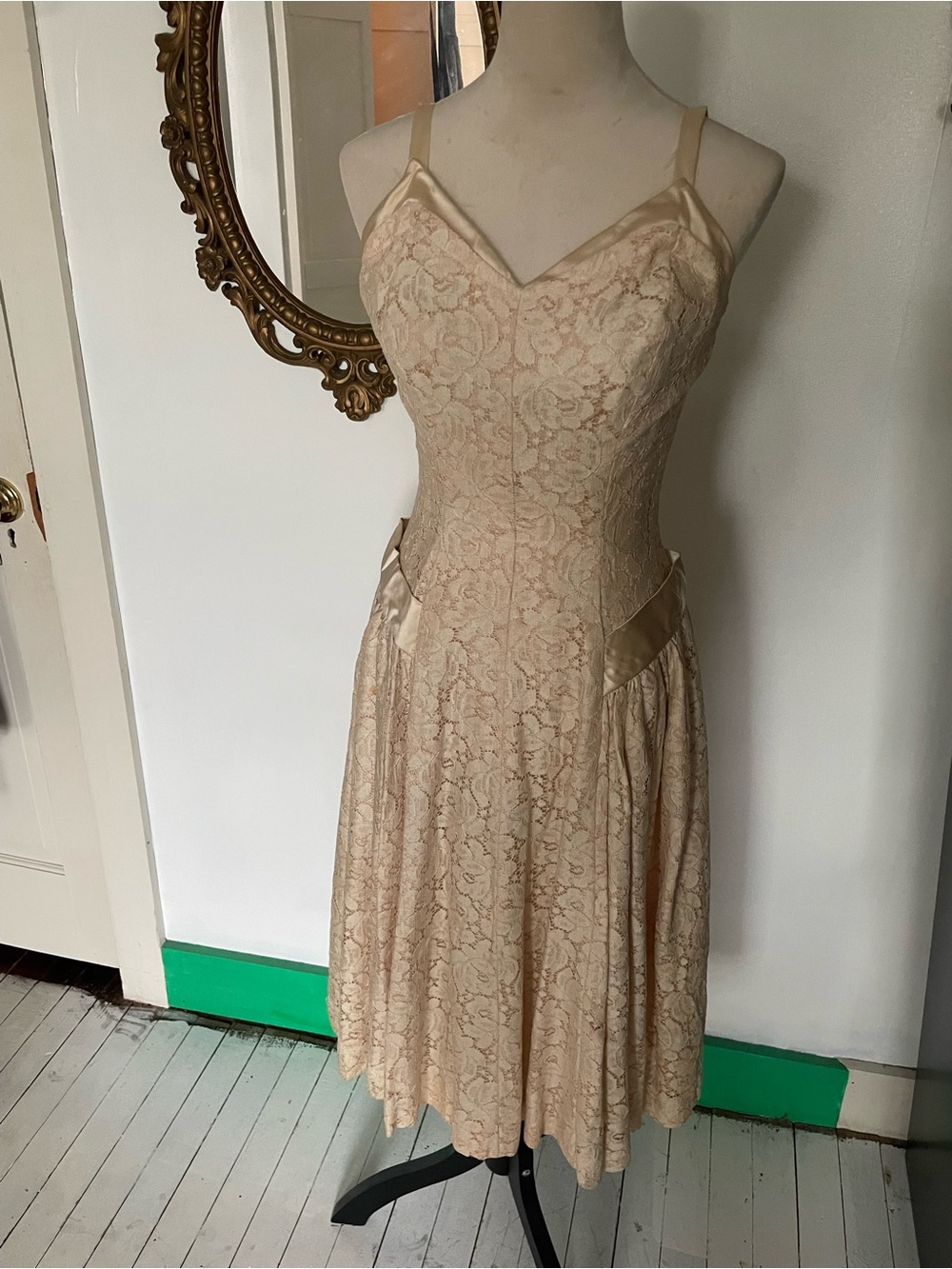 Vintage Ivory lace and satin formal or wedding dress 50s small